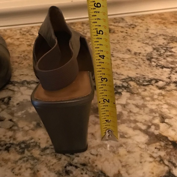 Very nice size 12 heels - Picture 9 of 16